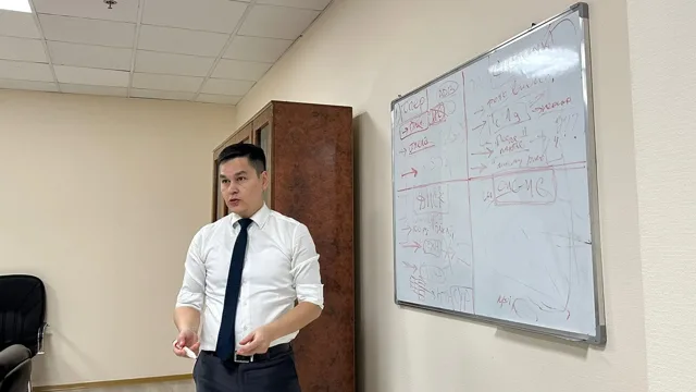 Рабочее объяснение у доски. Архив; публикация — февраль 2023.